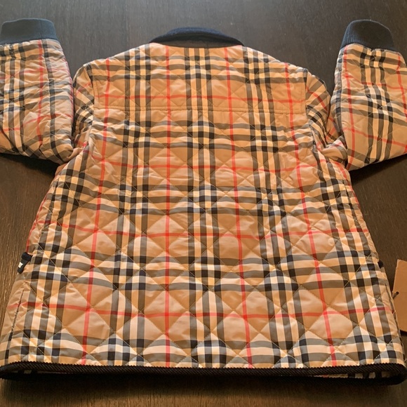 Burberry coat (Boys sz6). This item is absolutely authentic - Picture 8 of 8